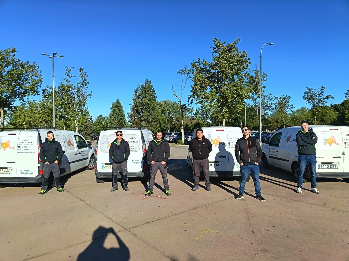 Equipo Son Luz 24 con furgonetas