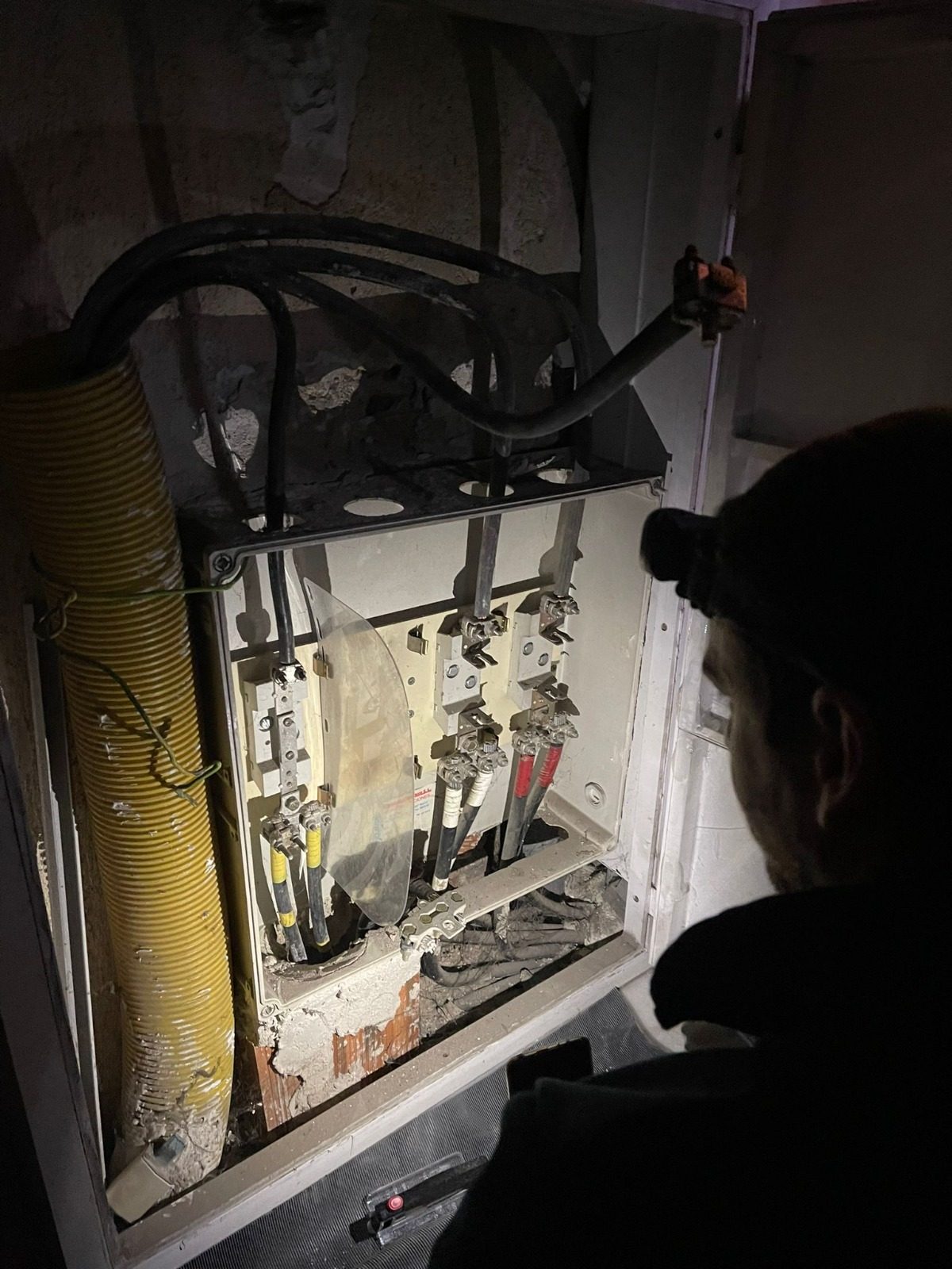 Técnico revisando un cuadro eléctrico